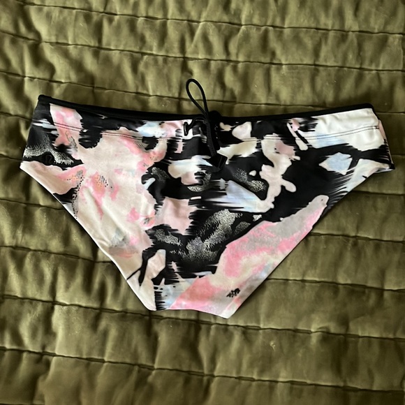 Lululemon swim bottoms - Picture 2 of 4